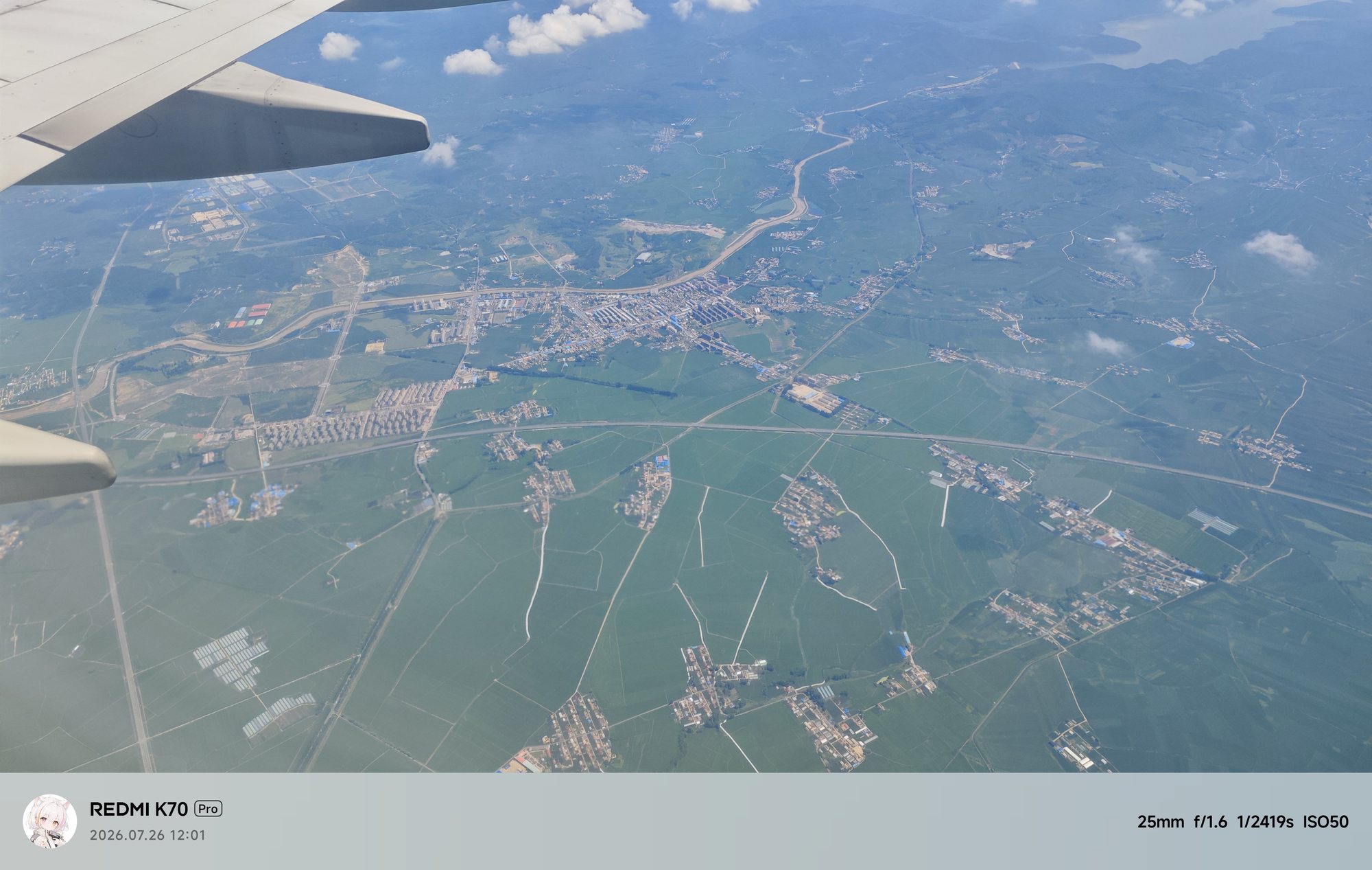 万米高空，舷窗外的平原与村庄